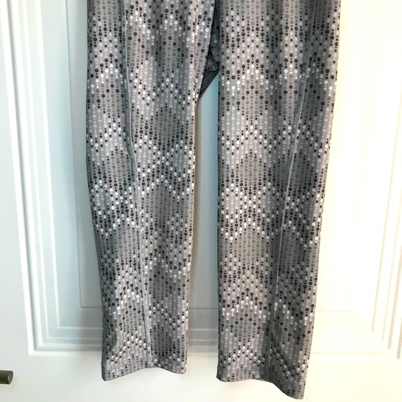 🔴 4/$15 Old Navy gray black white chevron dot print capri leggings size S EUC - Picture 4 of 8